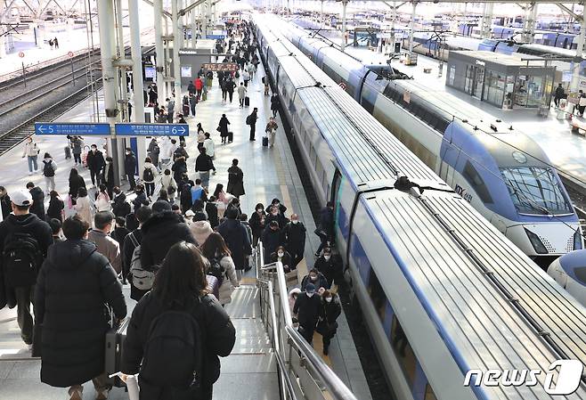 설 명절 연휴를 하루 앞둔 20일 서울 용산구 서울역에서 귀성객들이 고향으로 출발하는 KTX를 타고 있다. 2023.1.20/뉴스1 ⓒ News1 송원영 기자