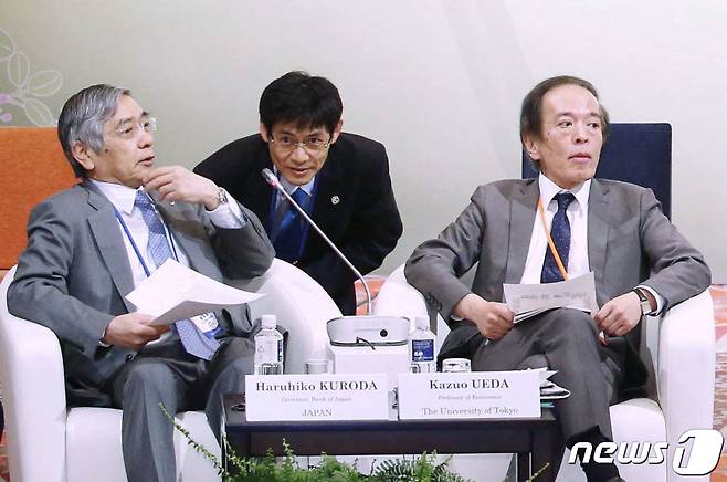 우에다 가즈오 일본은행 총재 지명자가 2016년 5월 일본은행(BOJ) 이사회 소속으로 센다이에서 열린 한 심포지엄에 참석했을 때 모습. 왼쪽은 구로다 하루히코 BOJ 총재.ⓒ 로이터=뉴스1