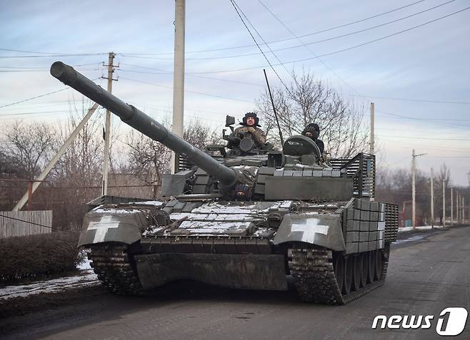 우크라이나 군인들이 최전선 바흐무트 인근에서 탱크를 몰며 가고 있다. ⓒ 로이터=뉴스1