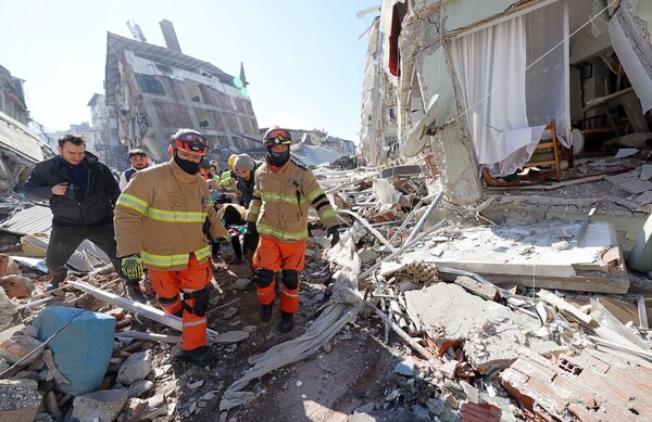 튀르키예 하타이 안타키아 일대에서 한국긴급구호대(KDRT) 대원들이 지진으로 무너진 건물 속에 갇혀 있던 어린이 생존자를 구조하고 있다. 사진=연합뉴스 제공