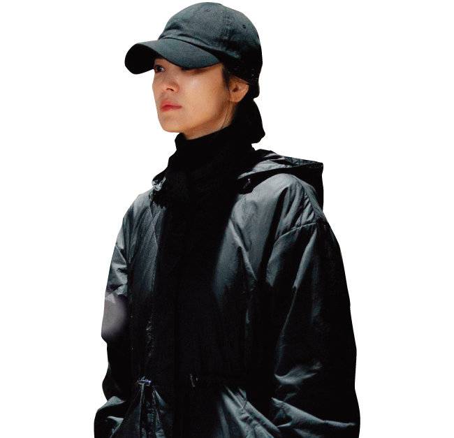 무채색의 의상은 감정을 드러내지 않는 동은의 성격을 표현한다.