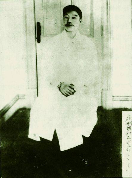 사형 직전 흰색 수의(壽衣)를 입고 있는 안중근 의사.