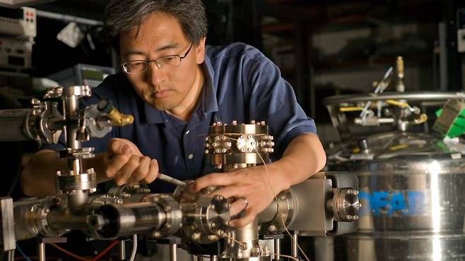 김정상 듀크대 교수가 학교 실험실에서 원자 이온을 분리하는 장치를 연구하고 있다./듀크대 제공