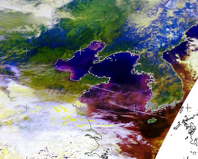 [청주=뉴시스] 연종영 기자 = 9일 고려대기환경연구소가 공개한 한반도 주변 위성(NOAA) 촬영사진. 중국 동부지역의 대기오염물질(보라색)이 서해를 거쳐 한반도 중남부 지역으로 이동하고 있다. (사진=고려대기환경연구소 제공) 2023.02.09. jyy@newsis.com /사진=뉴시스