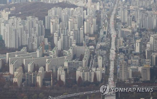 최근 1년간 전국에서 아파트값이 가장 많이 오르거나 하락한 상위 3개 단지가 서울 강남구 아파트로 나타났다. 사진은 서울 송파구 롯데월드타워 서울스카이에서 바라본 강남구 대치동 일대 모습. /연합뉴스