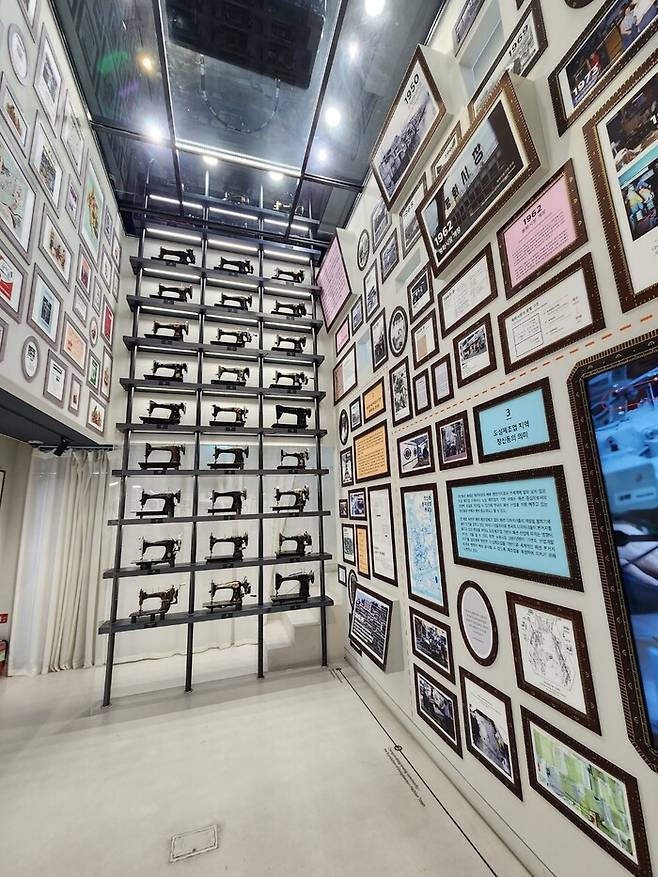 서울 종로구 창신동 ‘이음피움봉제역사관’에는 재봉틀 같은 봉제물품은 물론이고 봉제산업 역사를 알 수 있는 사진들을 모아놨다.