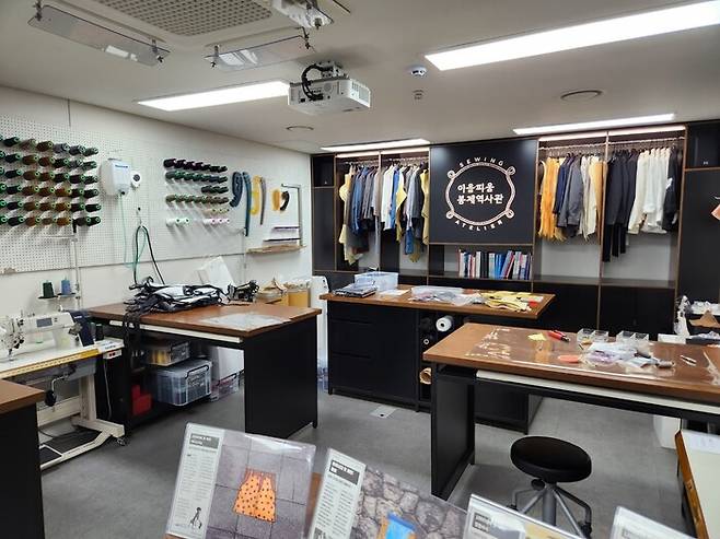 이음피움역사박물관 지하 1층 바느질카페에서는 캐릭터 브로치 만들기 같은 바느질 체험이 가능하다.