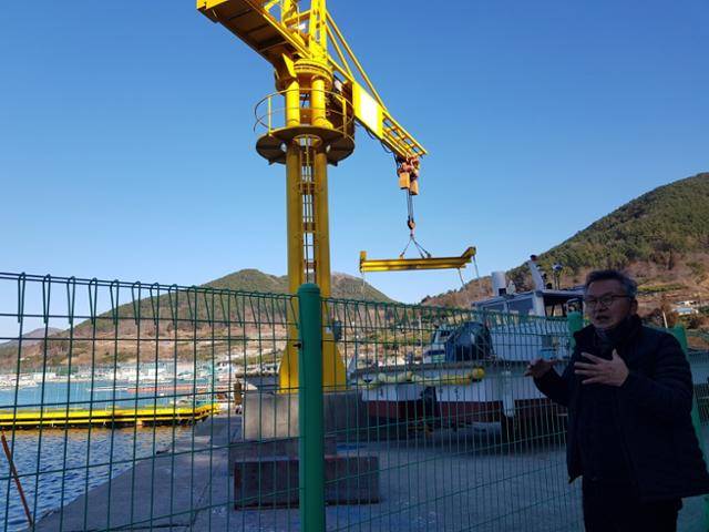 최창수 가고파라산달도영어법인 사무국장이 선박 작업용 노란색 크레인 옆에서 "청년들이 섬에 정착하는 데 도움을 주기 위해 무료로 사용할 수 있도록 한 것"이라고 말했다.