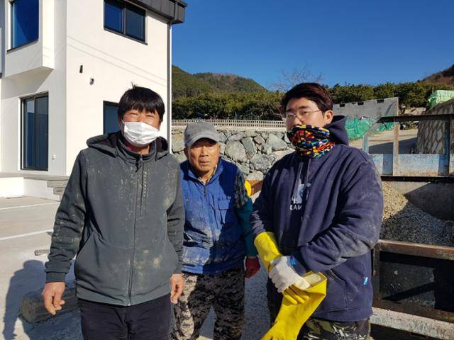 박평근씨와 부친 박학률(가운데)씨, 아들 박한민씨가 작업 도중 포즈를 취하고 있다.