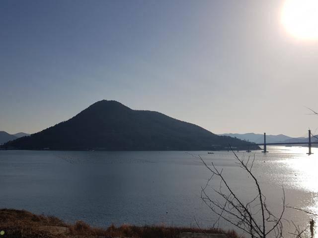 바다를 두고 산달도 맞은편에 있는 경남 거제시 소랑리 쪽에서 바라본 산달도 전경.