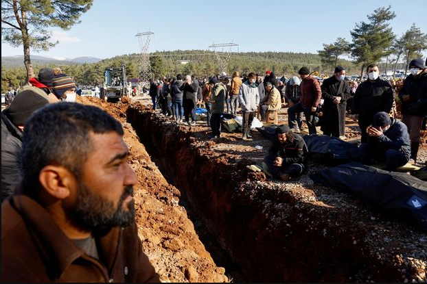 9일 튀르키예 카라만마라슈의 한 임시 공동묘지에서 지진으로 사망한 가족들을 묻기 위해 사람들이 순서를 기다리고 있다. 카라만마라슈=로이터 연합뉴스