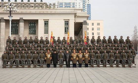 김정은 북한 노동당 총비서가 조선인민군 창건(건군절) 75주년 경축 열병식에 참가한 각급 부대 지휘관, 병사들과 9일 기념사진을 찍었다고 당 기관지 노동신문이 10일 대대적으로 보도했다. 뉴스1