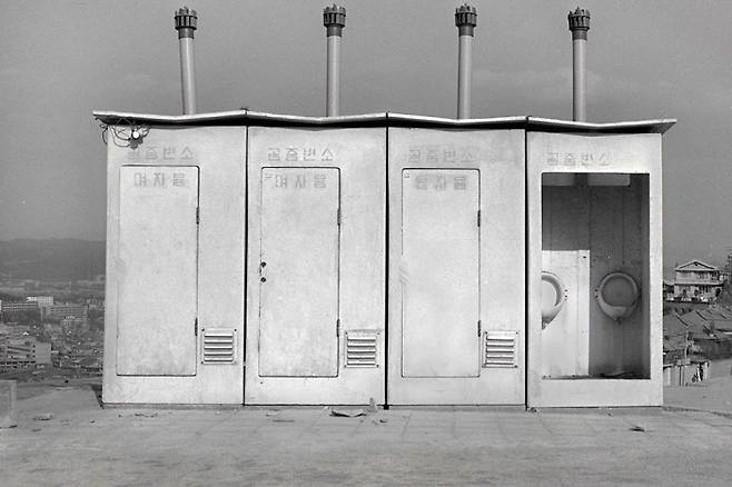 기억 풍경-봉천동,c.1982, archival pigment print  ⓒ김정일, 서울대학교미술관 제공