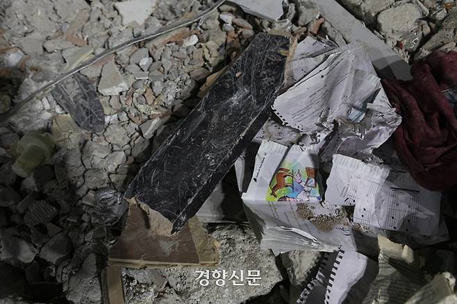 튀르키예 강진 4일차인 9일(현지시간) 튀르키예 아다나의 아파트 붕괴현장에 어린이 그림책과 악보가 돌무더기에 묻혀 있다. 아다나(튀르키예)｜문재원 기자