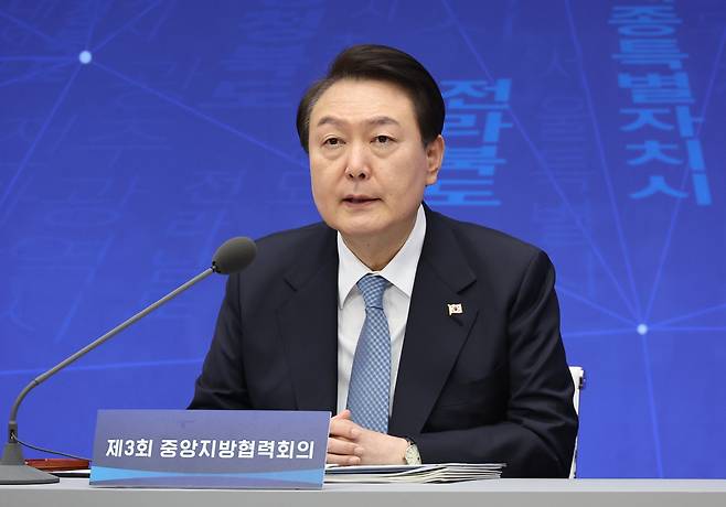 윤석열 대통령이 10일 전북 전주시 전북도청에서 열린 제3회 중앙지방협력회의에서 발언하고 있다. [연합]