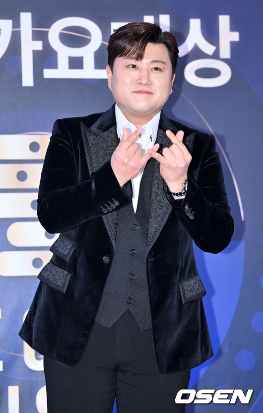 [OSEN=민경훈 기자] 19일 오후 서울 송파구 올림픽공원 KSPO DOME에서 제32회 서울가요대상 시상식 레드카펫 행사가 열렸다.가수 김호중이 입장하며 포즈를 취하고 있다. 2023.01.19 /rumi@osen.co.kr