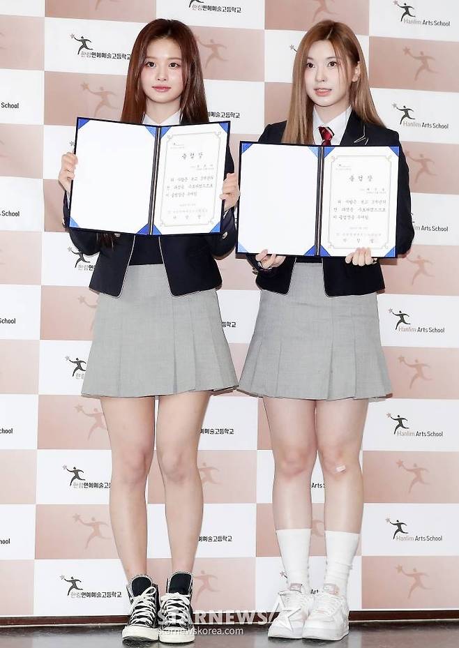 엔믹스 설윤, 배이가 10일 오전 서울 송파구 장지동 한림연예예술고등학고에서 진행된 제12회 졸업식에 참석해 포즈를 취하고 있다. 2023.02.10 /사진=김창현 기자 chmt@