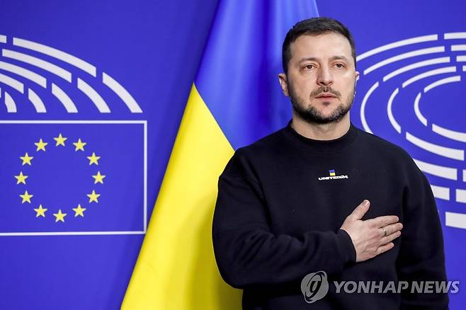 EU 정상회의에 참석한 우크라이나 대통령 (브뤼셀 EPA=연합뉴스) 볼로디미르 젤렌스키 우크라이나 대통령이 9일(현지시간) 유럽연합(EU) 특별 정상회의가 열리는 벨기에 브뤼셀을 방문했다. 2023.2.9 photo@yna.co.kr [재판매 및 DB 금지]
