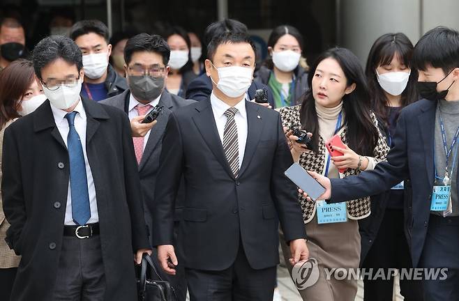 '도이치모터스 주가조작' 권오수 집유·벌금 3억원 (서울=연합뉴스) 박동주 기자 = 도이치모터스 주가를 조작한 혐의로 기소된 권오수 전 도이치모터스 회장이 10일 오전 서초구 서울중앙지법에서 열린 1심 선고 공판에서 징역형의 집행유예를 선고받고 밖으로 나서고 있다. 2023.2.10 pdj6635@yna.co.kr