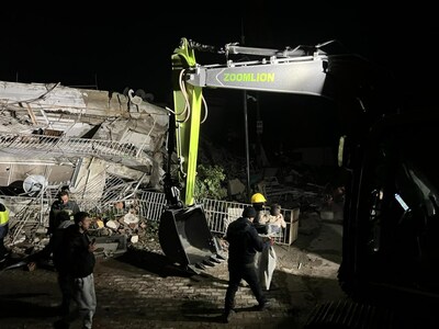 Photo shows that Zoomlion's rescue team participated in rescue efforts in earthquake-ravaged Hatay in Turkiye. (PRNewsfoto/Xinhua Silk Road)