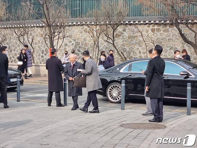 손경식 CJ그룹 회장이 11일 서울 중구 정동제일교회 정문으로 들어서고 있다. ⓒ News1 최서윤 기자