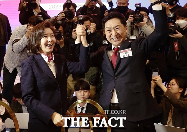 김기현 후보는 나 전 의원과 함께 손을 잡고 활짝 웃는 사진을 9일 올렸다. 나 전 의원이 본인 SNS에 함께한 사진을 올리지 않은 것과 비교된다. /김기현 의원 페이스북 갈무리