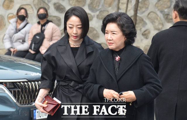 노현정(왼쪽) 전 KBS 아나운서와 시어머니인 이행자 여사가 11일 정몽규 HDC그룹 회장의 장남 정준선 교수의 결혼식에 참석하고 있다. /장병문 기자