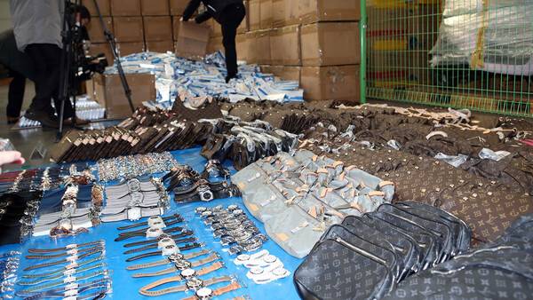 세관에 적발된 가짜 명품들. 사진=연합뉴스