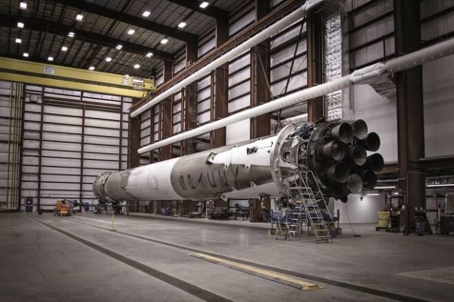 미국의 우주 기업 스페이스X가 개발한 2단 우주발사체 펠컨9으로, 재사용이라는 개념을 최초로 도입한 발사체다. 2023년 1월 3일 기준 펠컨9의 발사는 193회, 1단 로켓 착륙은 151회, 1단 로켓 재사용은 130회 이뤄졌다. SpaceX