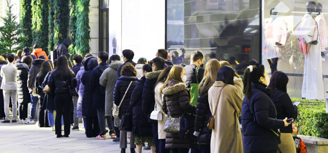 서울 시내 한 백화점 명품관 앞에서 명품을 구매하려는 시민들이 개장 전부터 기다리고 있다. 하상윤 기자