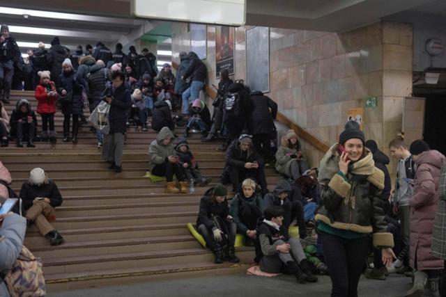 10일(현지시간) 우크라이나 키이우의 한 지하철 역에 러시아의 미사일 공습을 피하려 들어온 사람들이 붐비고 있다. 키이우=AP 연합뉴스