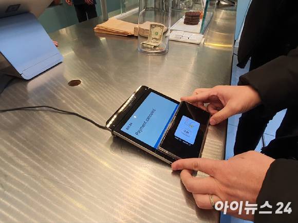 미국 샌프란시스코 페리 터미널 안에 있는 커피 전문점 '블루보틀'에서 삼성페이로 결제하기 위해 수 차례 시도했지만, 결국 실패했다. [사진=장유미 기자]