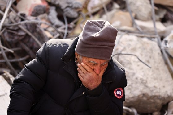 한 터키 남성이 10일 건물 잔해더미에 앉아 침통한 표정을 짓고 있다. 로이터=연합뉴스