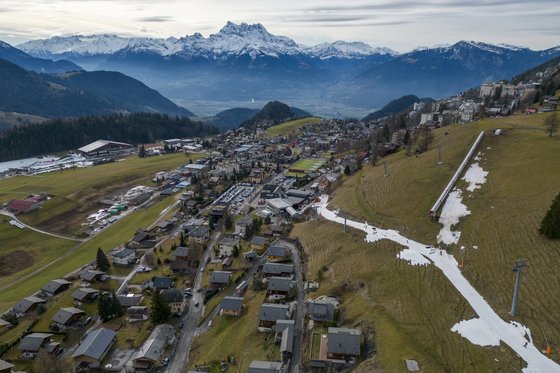 스키로 달릴 수 있는 길이 인공눈으로 조성돼 있다. 지난 1월 4일 스위스 레이신의 모습이다. 로이터=연합뉴스