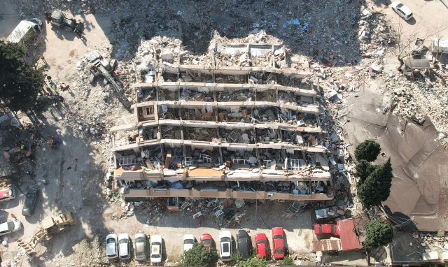 10일 오후(현지시간) 튀르키예 하타이 안타키아 시내 건물이 지진으로 인해 무너져있다. 연합뉴스