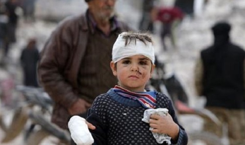 지진 발생 나흘 만인 10일(현지시간) 시리아 서북부 알레포 지역 진다이리스 마을의 건물 잔해 속에서 구조된 무사 흐마이디(6)군. AFP연합뉴스