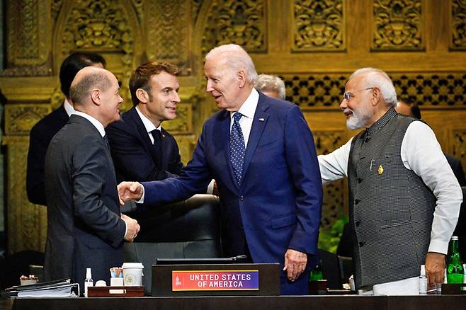 올라프 숄츠 독일 총리(왼쪽)와 조 바이든 미국 대통령(가운데).  [로이터연합뉴스]