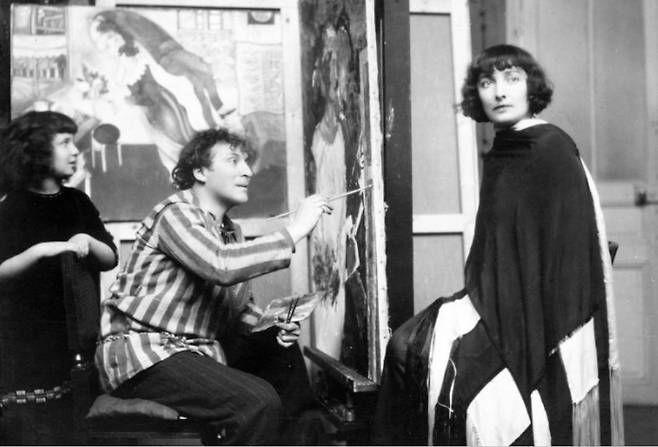 마르크 샤갈이 벨라 로젠펠트를 그리고 있는 모습. 왼쪽에는 딸 이다가 서있다. 1934