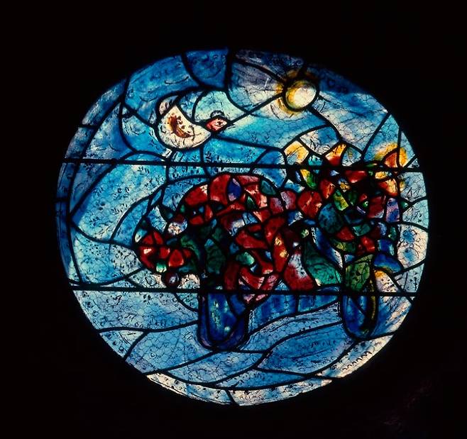 Vitrail de Chagall dans la chapelle du Saillant [google arts & culture]