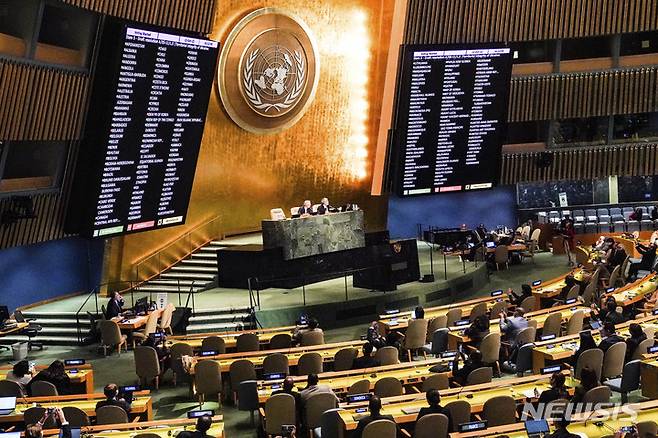 [뉴욕=AP/뉴시스]2022년 10월12일(현지시간) 미국 뉴욕 유엔본부에서 열린 유엔 총회에서 우크라이나내 러시아의 불법 국민투표를 규탄하는 결의안에 찬성하는 회원국 투표 모습. 2023.02.11.