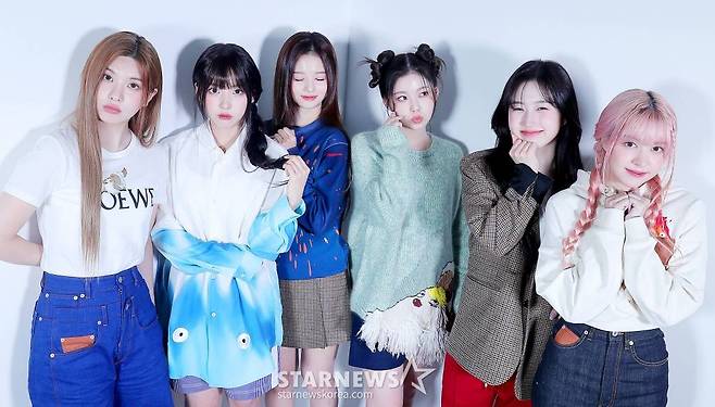 걸그룹 엔믹스(NMIXX)가 서울 종로구 스타뉴스 사옥에서 진행된 '2022 아시아 아티스트 어워즈 인 재팬'(2022 Asia Artist Awards In Japen, 이하 2022 AAA) 수상 인터뷰에 앞서 포즈를 취하고 있다.  /사진=김창현 기자 chmt@