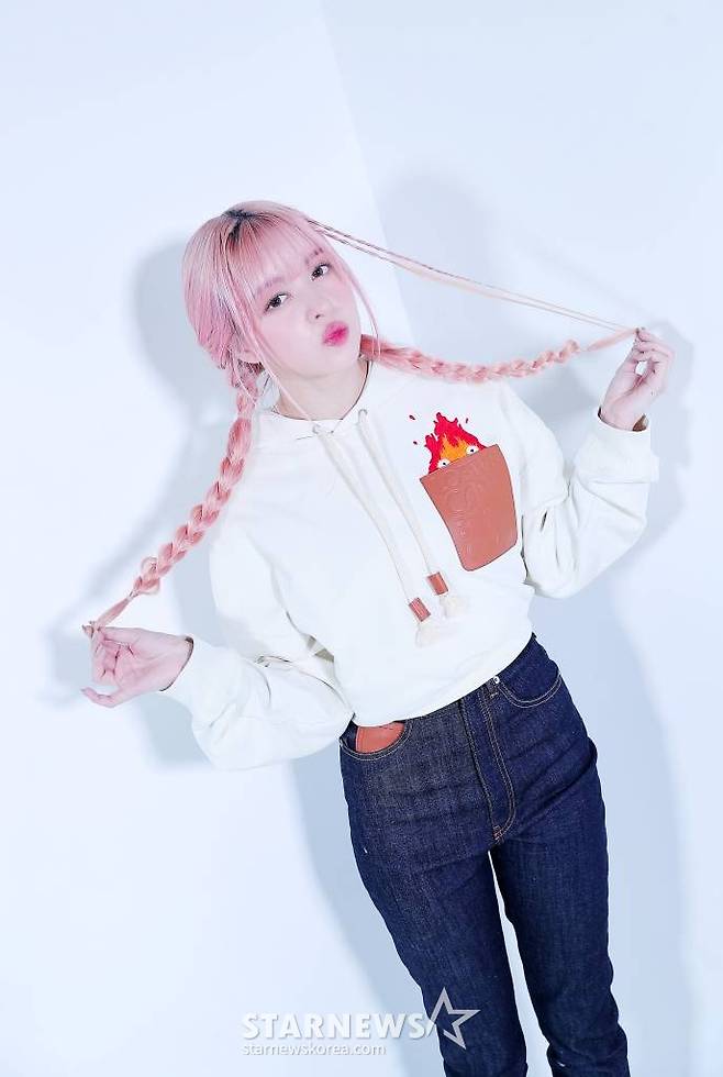 걸그룹 엔믹스(NMIXX)릴리가 서울 종로구 스타뉴스 사옥에서 진행된 '2022 아시아 아티스트 어워즈 인 재팬'(2022 Asia Artist Awards In Japen, 이하 2022 AAA) 수상 인터뷰에 앞서 포즈를 취하고 있다.  /사진=김창현 기자 chmt@