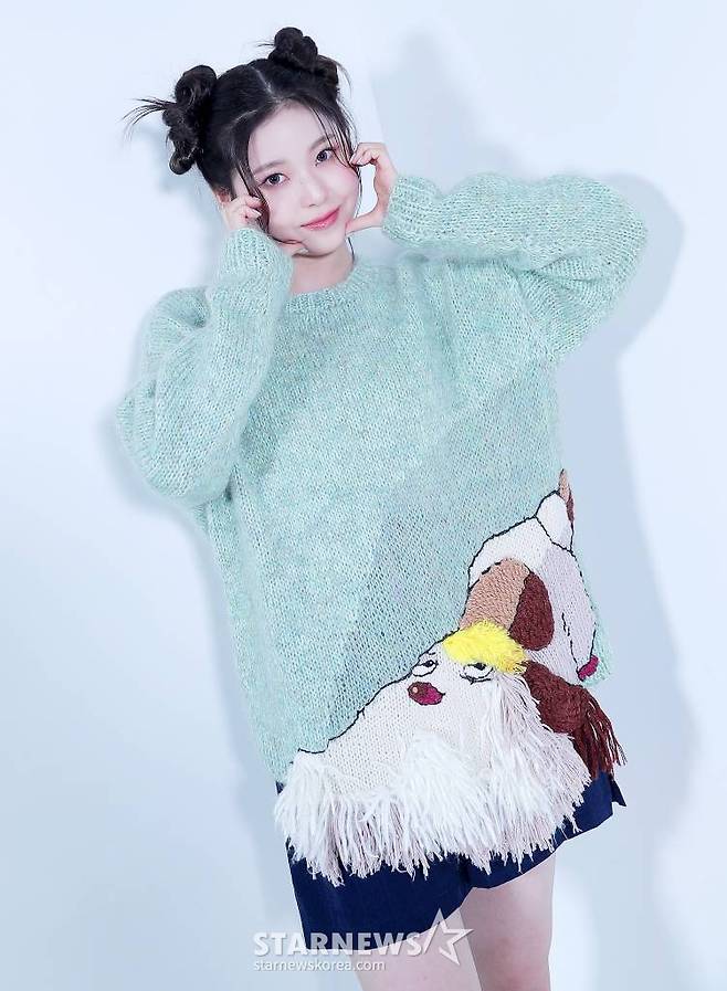 걸그룹 엔믹스(NMIXX) 규진이 서울 종로구 스타뉴스 사옥에서 진행된 '2022 아시아 아티스트 어워즈 인 재팬'(2022 Asia Artist Awards In Japen, 이하 2022 AAA) 수상 인터뷰에 앞서 포즈를 취하고 있다. /사진=김창현 기자 chmt@