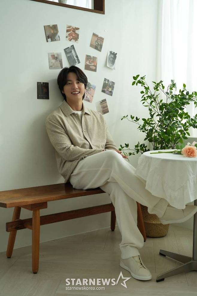 영화 '우리 사랑이 향기로 남을 때'의 주연배우 윤시윤이 6일 진행된 인터뷰를 위해 포즈를 취하고 있다.  일도 연애도 마음 같지 않은 창수(윤시윤 분)와 모든 걸 가졌지만 연애는 쉽지 않은 아라(설인아 분), 두 사람의 앞에 사랑에 빠지게 만드는 향수가 등장하며 펼쳐지는 로맨스 '우리 사랑이 향기로 남을 때'는 오는 8일 개봉한다. /사진제공=콘텐츠존 2023.02.06 /사진=이동훈 기자 photoguy@