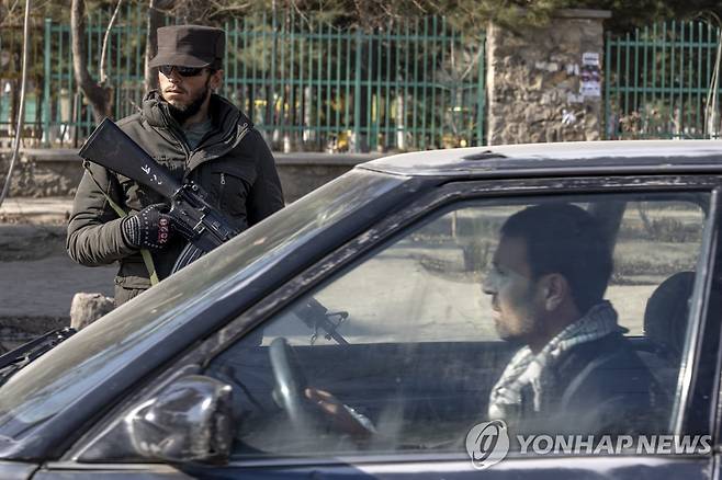 카불 도로를 감시하는 탈레반 전사 [AP 연합뉴스 자료사진. 재판매 및 DB 금지]