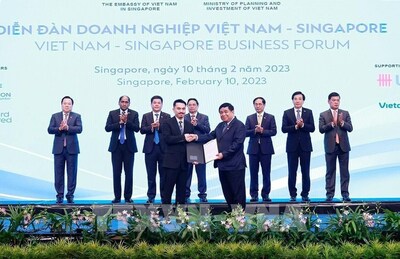 Masan Group CEO Danny Le가 투자 등록증을 받고 있다.