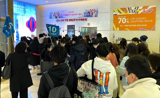 일본인 단체 관광객이 지난 11일 롯데면세점 월드타워점에서 면세 쇼핑을 즐기고 있다(사진=롯데면세점)