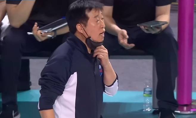 지난 11일, 3세트 경기를 치르던 도중 IBK기업은행 김호철 감독이 김연경에게 항의하고 있다, KBS 중계화면