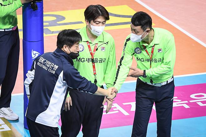 심판진과 악수를 나누는 IBK기업은행 김호철 감독, KOVO