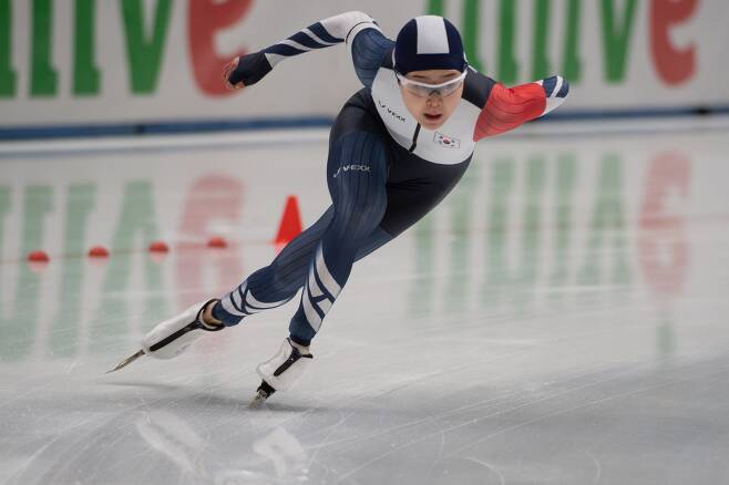 김민선이 지난 2월 11일 폴란드에서 열린 ISU 스피드스케이팅 월드컵 5차 대회 여자 500m 경기에 나서 질주하고 있다. /EPA 연합뉴스
